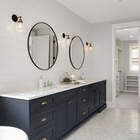 xr:d:DAF5CVlWGqg:18,j:2811793427622166272,t:24031117 An elegant bathroom featuring a glass-enclosed shower.